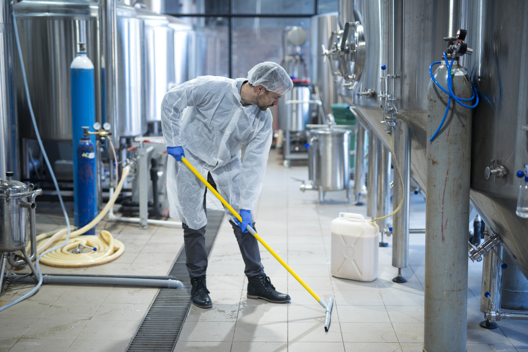 professional-industrial-cleaner-protective-uniform-cleaning-floor-food-processing-plant (1) (1)